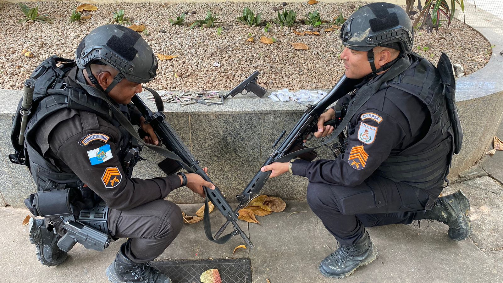 39º BPM prende criminoso com arma de uso do Exército Brasileiro, drogas e munições em Belford Roxo